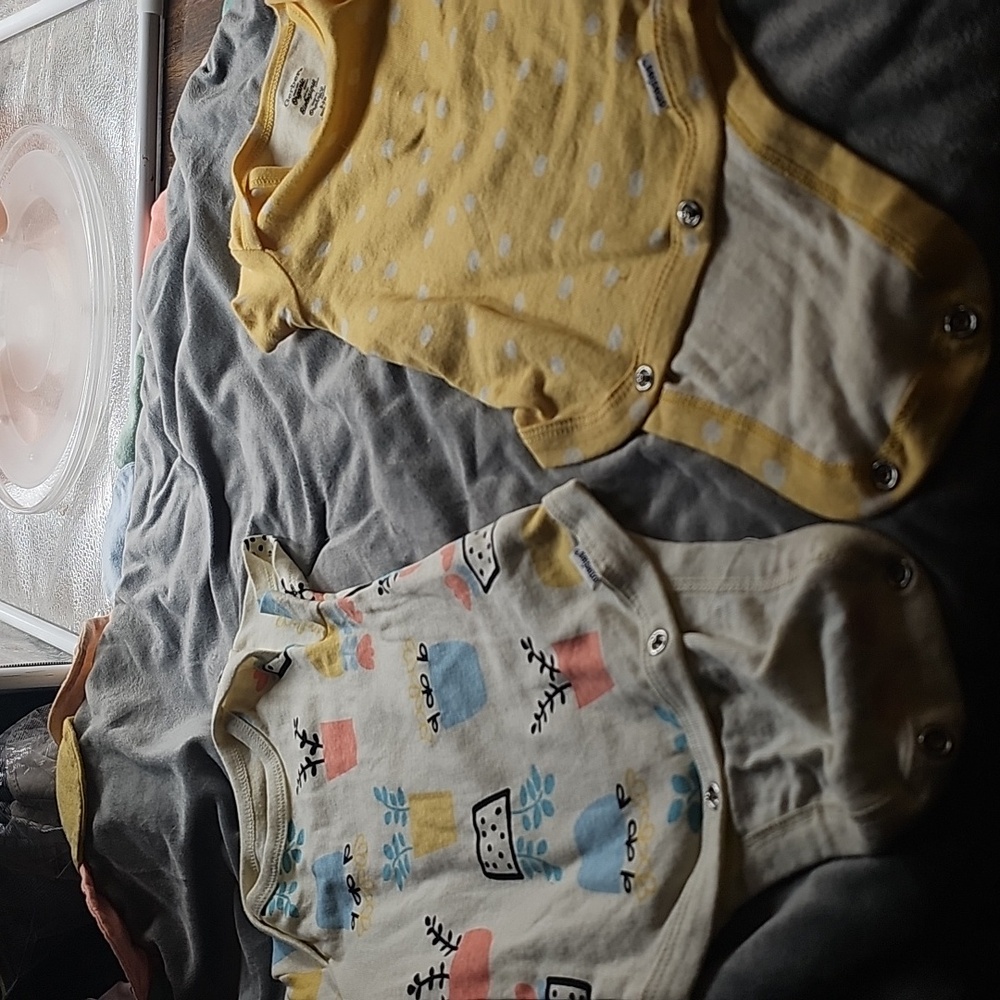 E Gerber Yellow And White Snap Onesies Sz 0-3M